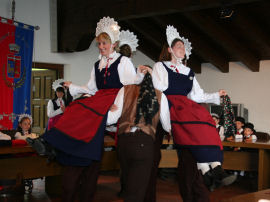 Danzatrici dei Sallereins in esibizione nella Maison Gerbollier (38727 bytes)